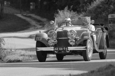 PESARO SAN BARTOLO, İTALYA - 17 Mayıs 2018: ALVIS Speed 20 SB 1934 Mille Miglia 2018 rallisinde eski bir yarış arabası üzerinde ünlü italyan tarihi yarışı (1927-1957))