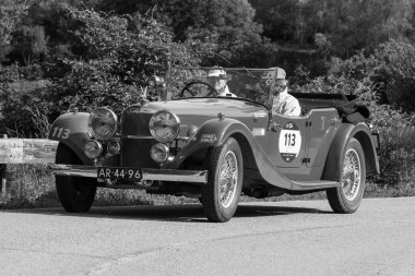 PESARO SAN BARTOLO, İTALYA - 17 Mayıs 2018: ALVIS Speed 20 SB 1934 Mille Miglia 2018 rallisinde eski bir yarış arabası üzerinde ünlü italyan tarihi yarışı (1927-1957))