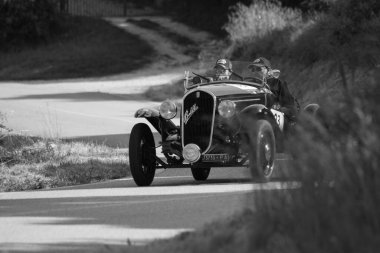 PESARO SAN BARTOLO, İtalya - 17 Mayıs 2018: FIAT 508 S BALILLA SPORT COPPA ORO 1934 Mille Miglia 2018 rallisindeki eski bir yarış arabası üzerinde ünlü italyan tarihi yarışı (1927-1957))
