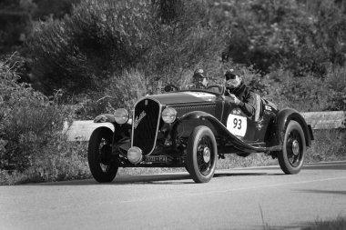 PESARO SAN BARTOLO, İtalya - 17 Mayıs 2018: FIAT 508 S BALILLA SPORT COPPA ORO 1934 Mille Miglia 2018 rallisindeki eski bir yarış arabası üzerinde ünlü italyan tarihi yarışı (1927-1957))