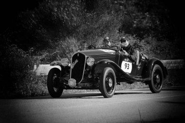 PESARO SAN BARTOLO, İtalya - 17 Mayıs 2018: FIAT 508 S BALILLA SPORT COPPA ORO 1934 Mille Miglia 2018 rallisindeki eski bir yarış arabası üzerinde ünlü italyan tarihi yarışı (1927-1957))