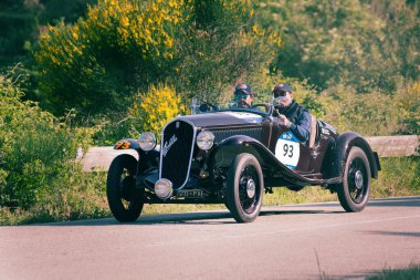 PESARO SAN BARTOLO, İtalya - 17 Mayıs 2018: FIAT 508 S BALILLA SPORT COPPA ORO 1934 Mille Miglia 2018 rallisindeki eski bir yarış arabası üzerinde ünlü italyan tarihi yarışı (1927-1957))