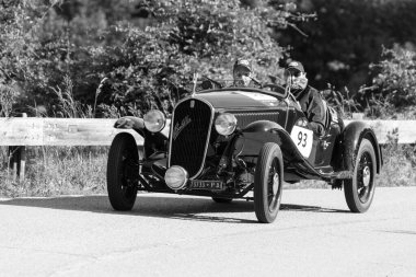 PESARO SAN BARTOLO, İtalya - 17 Mayıs 2018: FIAT 508 S BALILLA SPORT COPPA ORO 1934 Mille Miglia 2018 rallisindeki eski bir yarış arabası üzerinde ünlü italyan tarihi yarışı (1927-1957))