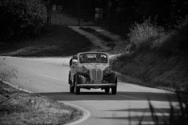 PESARO SAN BARTOLO, İtalya - 17 Mayıs 2018: FIAT-NSU 508 C 1939 Mille Miglia 2018 rallisinde eski bir yarış arabası üzerinde ünlü italyan tarihi yarışı (1927-1957))