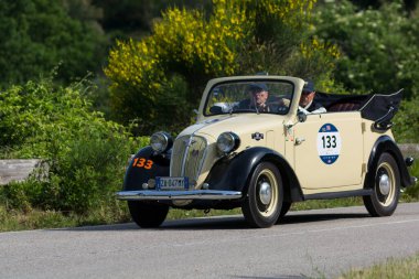 PESARO SAN BARTOLO, İtalya - 17 Mayıs 2018: FIAT-NSU 508 C 1939 Mille Miglia 2018 rallisinde eski bir yarış arabası üzerinde ünlü italyan tarihi yarışı (1927-1957))