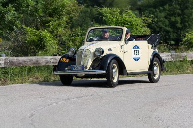 PESARO SAN BARTOLO, İtalya - 17 Mayıs 2018: FIAT-NSU 508 C 1939 Mille Miglia 2018 rallisinde eski bir yarış arabası üzerinde ünlü italyan tarihi yarışı (1927-1957))