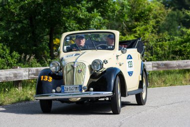 PESARO SAN BARTOLO, İtalya - 17 Mayıs 2018: FIAT-NSU 508 C 1939 Mille Miglia 2018 rallisinde eski bir yarış arabası üzerinde ünlü italyan tarihi yarışı (1927-1957))