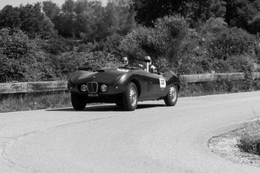 PESARO SAN BARTOLO, İtalya - 17 Mayıs 2018 - ASTON MARTIN DB 2 / 4 1954 Mille Miglia 2018 rallisinde eski bir yarış arabası üzerinde ünlü İtalyan tarihi yarışı (1927-1957))