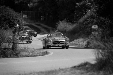 PESARO SAN BARTOLO, İtalya - 17 Mayıs 2018: MERCEDES-BENZ 300 SL ROADSTER PROTOTYPE 1955 rallideki eski bir yarış arabası Mille Miglia 2018 ünlü İtalyan tarihi yarışı (1927-1957))