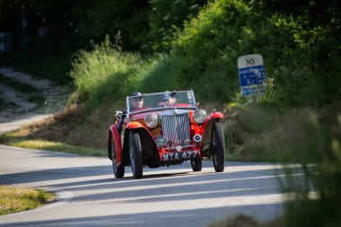 Pesaro Colle San Bartolo, İtalya - 17 Mayıs 2018: Mg Tb 1939 Mille Miglia 2018 rallisinde eski bir yarış arabası üzerinde ünlü İtalyan tarihi yarışı (1927-1957))