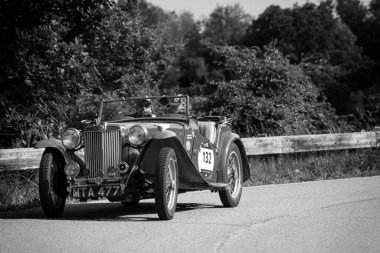 Pesaro Colle San Bartolo, İtalya - 17 Mayıs 2018: Mg Tb 1939 Mille Miglia 2018 rallisinde eski bir yarış arabası üzerinde ünlü İtalyan tarihi yarışı (1927-1957))