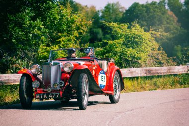 Pesaro Colle San Bartolo, İtalya - 17 Mayıs 2018: Mg Tb 1939 Mille Miglia 2018 rallisinde eski bir yarış arabası üzerinde ünlü İtalyan tarihi yarışı (1927-1957))