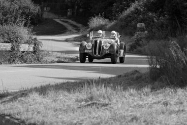 PESARO SAN BARTOLO, İTALYA - 17 MAYIS 2018 FRAZER-NASH B.M.W. Mille Miglia 2018 rallisinde eski bir yarış arabasında 328 1937 ünlü İtalyan tarihi yarışı (1927-1957))