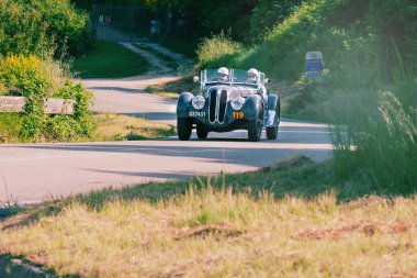 PESARO SAN BARTOLO, İTALYA - 17 MAYIS 2018 FRAZER-NASH B.M.W. Mille Miglia 2018 rallisinde eski bir yarış arabasında 328 1937 ünlü İtalyan tarihi yarışı (1927-1957))