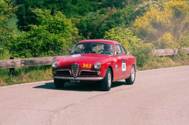 PESARO SAN BARTOLO, İtalya - 17 Mayıs 2018: ALFA ROMEO GIULIETTA SPRINT VELOCE BERTON 1957 Mille Miglia 2018 rallisinde eski bir yarış arabası üzerine ünlü İtalyan tarihi yarışı (1927-1957))