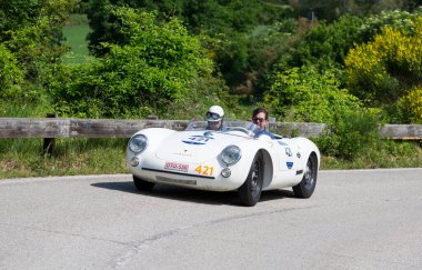 PESARO SAN BARTOLO, İtalya - 17 Mayıs 2018: PORSCHE 550 SPYDER 1500 RS 1955 Mille Miglia 2018 rallisindeki eski bir yarış arabası üzerinde ünlü İtalyan tarihi yarışı (1927-1957))