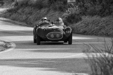 PESARO SAN BARTOLO, İTALYA - 17 Mayıs 2018: CISITALIA 202 S MM Örümcek 1947 Mille Miglia 2018 rallisindeki eski bir yarış arabası hakkında ünlü İtalyan tarihi yarışı (1927-1957))