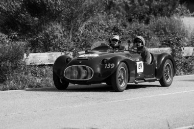 PESARO SAN BARTOLO, İTALYA - 17 Mayıs 2018: CISITALIA 202 S MM Örümcek 1947 Mille Miglia 2018 rallisindeki eski bir yarış arabası hakkında ünlü İtalyan tarihi yarışı (1927-1957))
