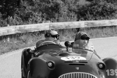 PESARO SAN BARTOLO, İTALYA - 17 Mayıs 2018: CISITALIA 202 S MM Örümcek 1947 Mille Miglia 2018 rallisindeki eski bir yarış arabası hakkında ünlü İtalyan tarihi yarışı (1927-1957))