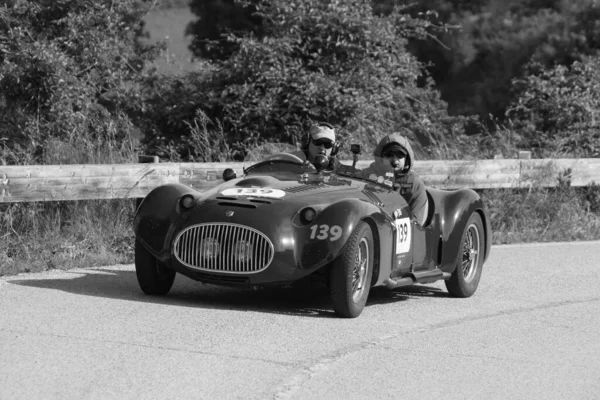 PESARO SAN BARTOLO, İTALYA - 17 Mayıs 2018: CISITALIA 202 S MM Örümcek 1947 Mille Miglia 2018 rallisindeki eski bir yarış arabası hakkında ünlü İtalyan tarihi yarışı (1927-1957))