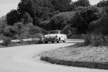 PESARO SAN BARTOLO, İtalya - 17 Mayıs 2018 - LINCOLN CAPRI 1954 Mille Miglia 2018 rallisinde eski bir yarış arabası üzerinde ünlü İtalyan tarihi yarışı (1927-1957))