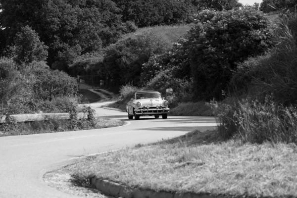 Pesaro Colle San Bartolo Italy 2018 Lincoln Capri 1954 Старом — стоковое фото