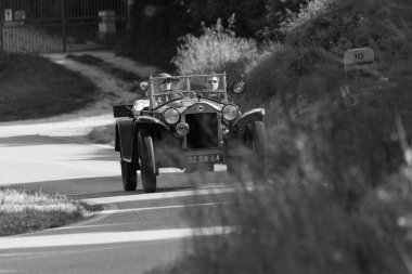 PESARO SAN BARTOLO, İtalya - 17 Mayıs 2018: LANCIA LAMBDA VIII SERIE 1928 Mille Miglia 2018 rallisinde eski bir yarış arabası üzerinde ünlü İtalyan tarihi yarışı (1927-1957))