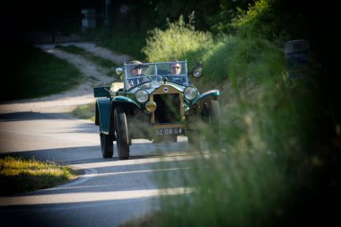 PESARO SAN BARTOLO, İtalya - 17 Mayıs 2018: LANCIA LAMBDA VIII SERIE 1928 Mille Miglia 2018 rallisinde eski bir yarış arabası üzerinde ünlü İtalyan tarihi yarışı (1927-1957))