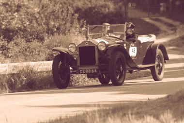 PESARO SAN BARTOLO, İtalya - 17 Mayıs 2018: LANCIA LAMBDA VIII SERIE 1928 Mille Miglia 2018 rallisinde eski bir yarış arabası üzerinde ünlü İtalyan tarihi yarışı (1927-1957))