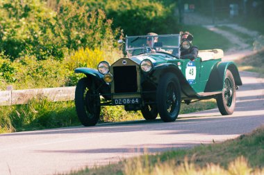 PESARO SAN BARTOLO, İtalya - 17 Mayıs 2018: LANCIA LAMBDA VIII SERIE 1928 Mille Miglia 2018 rallisinde eski bir yarış arabası üzerinde ünlü İtalyan tarihi yarışı (1927-1957))