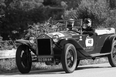 PESARO SAN BARTOLO, İtalya - 17 Mayıs 2018: LANCIA LAMBDA VIII SERIE 1928 Mille Miglia 2018 rallisinde eski bir yarış arabası üzerinde ünlü İtalyan tarihi yarışı (1927-1957))