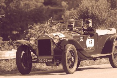 PESARO SAN BARTOLO, İtalya - 17 Mayıs 2018: LANCIA LAMBDA VIII SERIE 1928 Mille Miglia 2018 rallisinde eski bir yarış arabası üzerinde ünlü İtalyan tarihi yarışı (1927-1957))