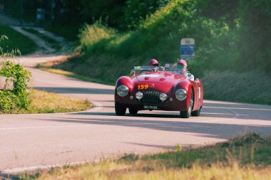 PESARO SAN BARTOLO, İtalya - 17 Mayıs 2018: CISITALIA 202 S MM SPIDER 1948 Mille Miglia 2018 rallisinde eski bir yarış arabası üzerinde ünlü İtalyan tarihi yarışı (1927-1957))