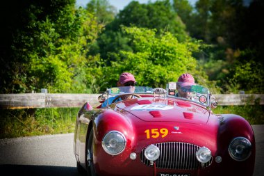 PESARO SAN BARTOLO, İtalya - 17 Mayıs 2018: CISITALIA 202 S MM SPIDER 1948 Mille Miglia 2018 rallisinde eski bir yarış arabası üzerinde ünlü İtalyan tarihi yarışı (1927-1957))