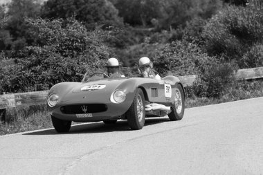 Pesaro Colle San Bartolo, İtalya - 17 Mayıs 2018: Maserati 150 S 1955 Mille Miglia 2018 rallisinde eski bir yarış arabası üzerinde ünlü İtalyan tarihi yarışı (1927-1957))
