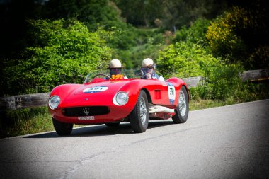 Pesaro Colle San Bartolo, İtalya - 17 Mayıs 2018: Maserati 150 S 1955 Mille Miglia 2018 rallisinde eski bir yarış arabası üzerinde ünlü İtalyan tarihi yarışı (1927-1957))