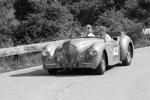 イタリア サンバルトロ大聖堂 2018年5月17日 Healey 2400 Westland 1947イタリアの有名な歴史上のレース 1927年 1957年 — ストック写真