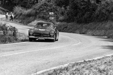 Pesaro Colle San Bartolo, İtalya - Mayıs 17-2018: Mercedes-Benz 300 Sl darbe (W198) eski bir yarış araba ralli Mille Miglia 2018 ünlü İtalyan tarihi Formula (1927-1957 tarihinde 1955)