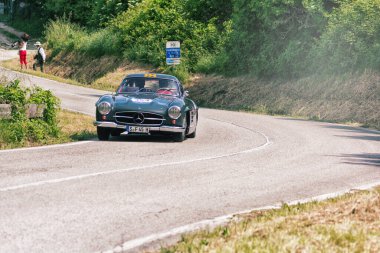 Pesaro Colle San Bartolo, İtalya - Mayıs 17-2018: Mercedes-Benz 300 Sl darbe (W198) eski bir yarış araba ralli Mille Miglia 2018 ünlü İtalyan tarihi Formula (1927-1957 tarihinde 1955)