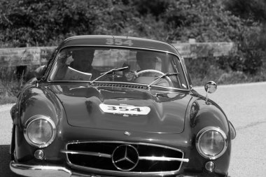 Pesaro Colle San Bartolo, İtalya - Mayıs 17-2018: Mercedes-Benz 300 Sl darbe (W198) eski bir yarış araba ralli Mille Miglia 2018 ünlü İtalyan tarihi Formula (1927-1957 tarihinde 1955)