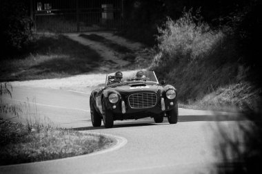 PESARO SAN BARTOLO, İTALYA - 17 MAYIS - 2018 S.I.A.T.A. 208 S 1953 rallisinde eski bir yarış arabası Mille Miglia 2018 ünlü İtalyan tarihi yarışı (1927-1957)