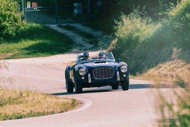 PESARO SAN BARTOLO, İTALYA - 17 MAYIS - 2018 S.I.A.T.A. 208 S 1953 rallisinde eski bir yarış arabası Mille Miglia 2018 ünlü İtalyan tarihi yarışı (1927-1957)