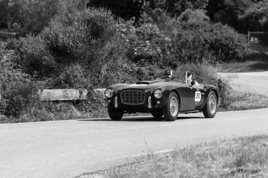 PESARO SAN BARTOLO, İTALYA - 17 MAYIS - 2018 S.I.A.T.A. 208 S 1953 rallisinde eski bir yarış arabası Mille Miglia 2018 ünlü İtalyan tarihi yarışı (1927-1957)