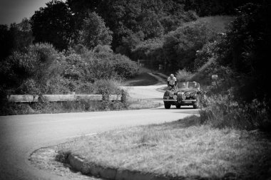 PESARO SAN BARTOLO, İtalya - 17 Mayıs 2018: JAGUAR XK 120 OTS 1952 Mille Miglia 2018 rallisindeki eski bir yarış arabası üzerinde ünlü İtalyan tarihi yarışı (1927-1957))