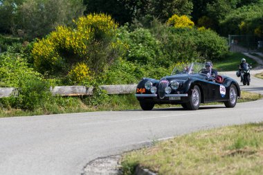 PESARO SAN BARTOLO, İtalya - 17 Mayıs 2018: JAGUAR XK 120 OTS 1952 Mille Miglia 2018 rallisindeki eski bir yarış arabası üzerinde ünlü İtalyan tarihi yarışı (1927-1957))