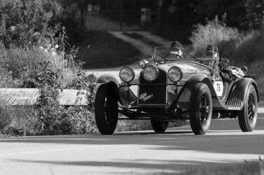 Pesaro Colle San Bartolo, İtalya - Mayıs 17-2018: Alfa Romeo 6c 1750 Gran spor Zagato 1931 tarihinde eski bir yarış araba ralli Mille Miglia 2018 ünlü İtalyan tarihi Formula (1927-1957)