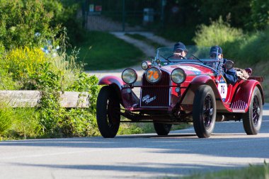 Pesaro Colle San Bartolo, İtalya - Mayıs 17-2018: Alfa Romeo 6c 1750 Gran spor Zagato 1931 tarihinde eski bir yarış araba ralli Mille Miglia 2018 ünlü İtalyan tarihi Formula (1927-1957)
