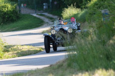 Pesaro Colle San Bartolo, İtalya - Mayıs 17-2018: Alfa Romeo 6c 1750 Super Sport Zagato 1929 tarihinde eski bir yarış araba ralli Mille Miglia 2018 ünlü İtalyan tarihi Formula (1927-1957)