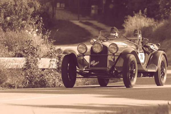 Pesaro Colle San Bartolo, İtalya - Mayıs 17-2018: Alfa Romeo 6c 1750 Gran spor Zagato 1931 tarihinde eski bir yarış araba ralli Mille Miglia 2018 ünlü İtalyan tarihi Formula (1927-1957)