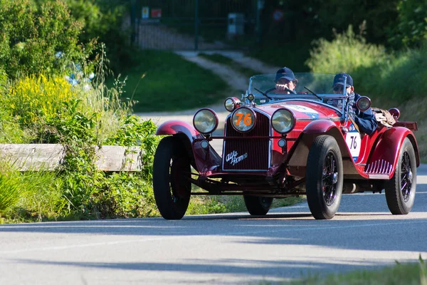 Pesaro Colle San Bartolo, İtalya - Mayıs 17-2018: Alfa Romeo 6c 1750 Gran spor Zagato 1931 tarihinde eski bir yarış araba ralli Mille Miglia 2018 ünlü İtalyan tarihi Formula (1927-1957)